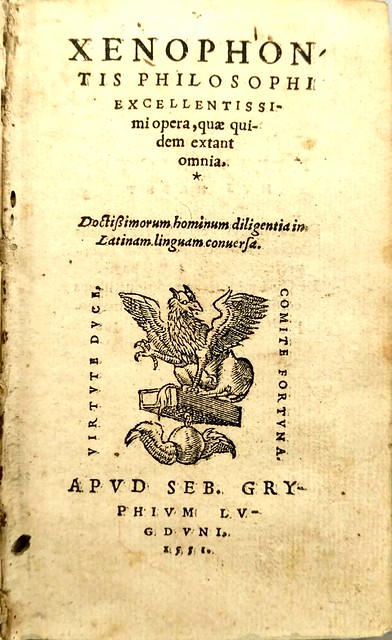 Fotografía de la tapa de la obra completa de Jenofonte en latín. Edición de 1551.