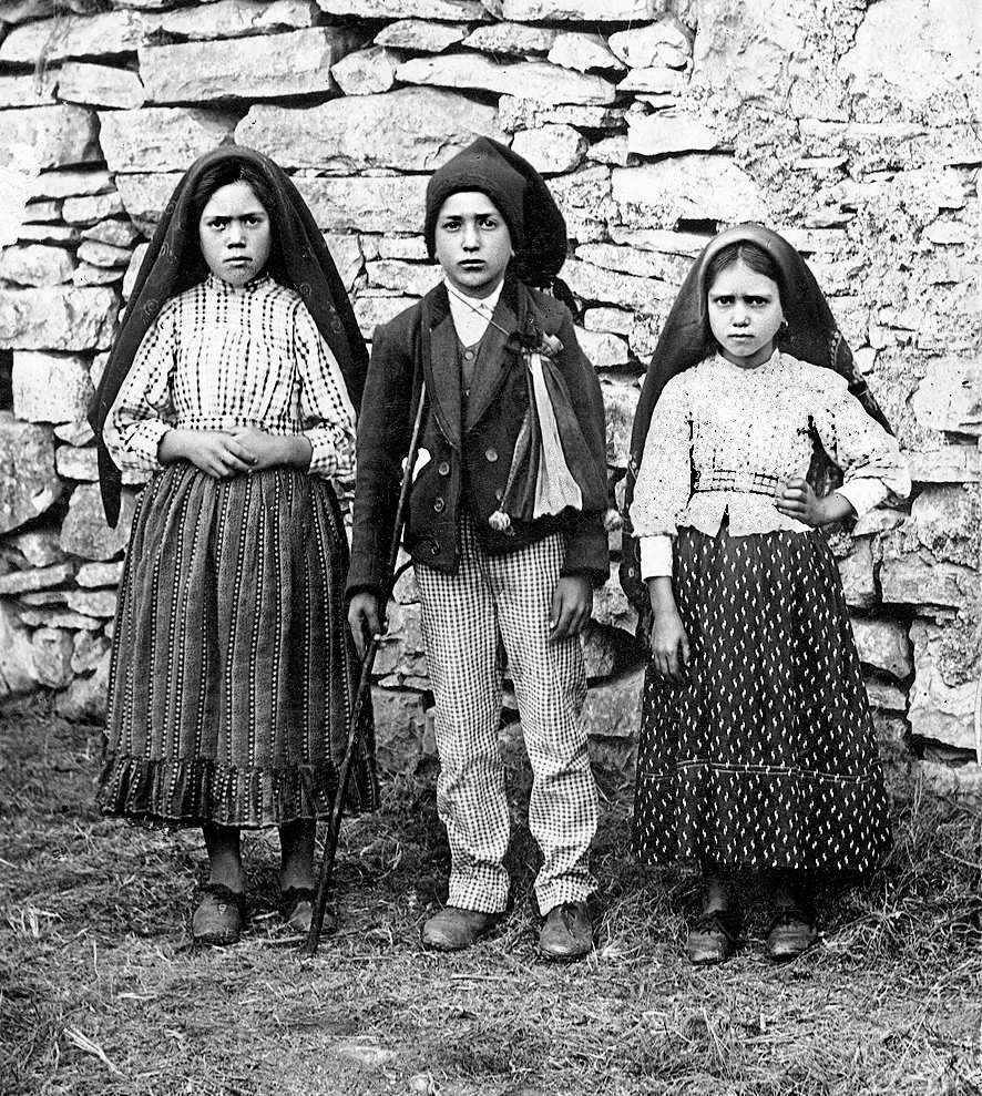 Pastores de Fátima. Lucía dos Santos junto a sus primos Francisco y Jacinta Marto. Foto tomada en octubre de 1917.