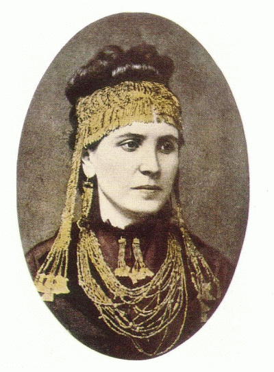 Sophie Engastromenos, esposa de Schliemann, portando las joyas de Hécuba.