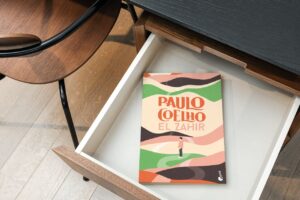 El Zahir, uno de los libros de Paulo Coelho, en el cajón abierto de un escritorio.