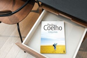 El libro Valquirias, de Paulo Coelho, dentro de un cajón abierto de un escritorio