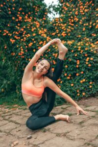 Lee más sobre el artículo Yoga: Qué es, Beneficios, Posturas, Cursos y Libros