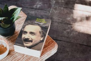 Lee más sobre el artículo La Impactante Biografía de Einstein: ‘Su Vida y su Universo’ por Walter Isaacson