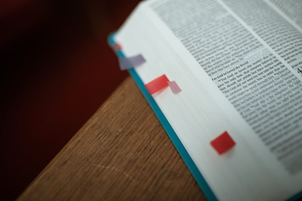 Una Biblia abierta con señaladores al costado de sus páginas que indican pasajes importantes.