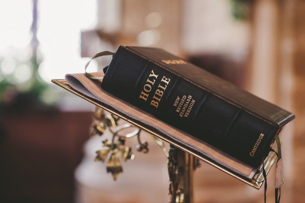 Un ejemplar de una Biblia cerrada sobre un atril.