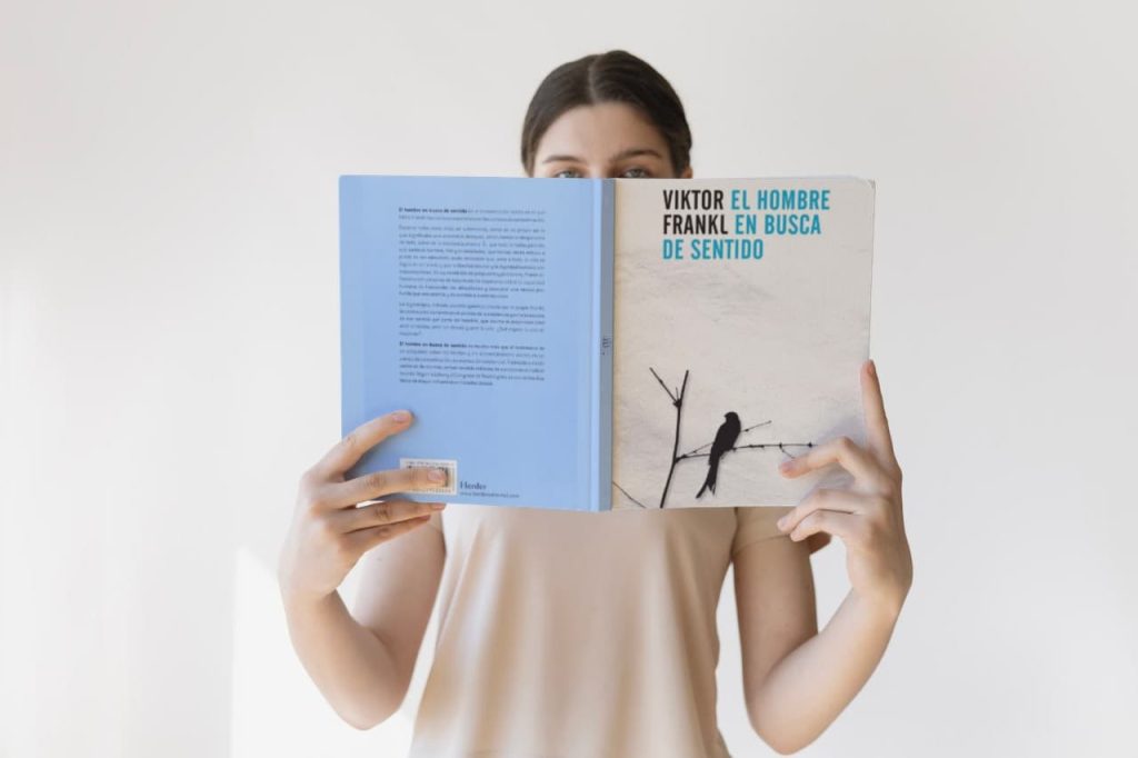 Mujer leyendo el libro El hombre en busca de sentido, de Victor Frankl