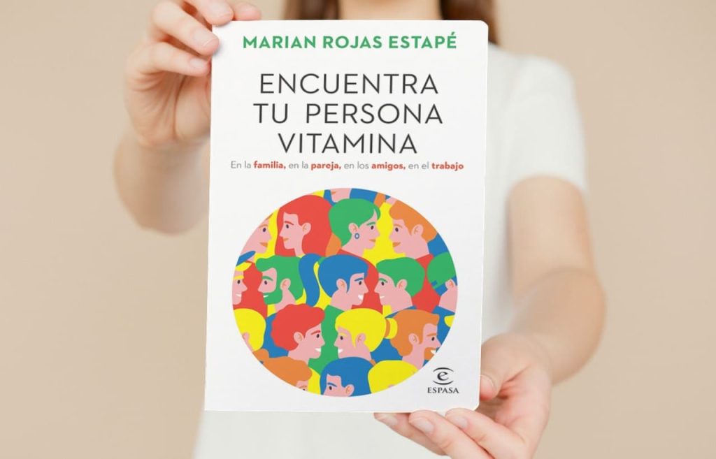 Mujer sosteniendo en sus manos el libro Encuentra tu persona vitamina, de Marian Rojas Estapé