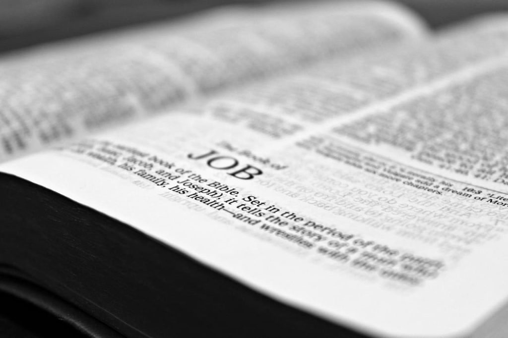 Una Biblia abierta en las páginas que dan comienzo al Libro de Job, uno de los personajes importantes de la Biblia.
