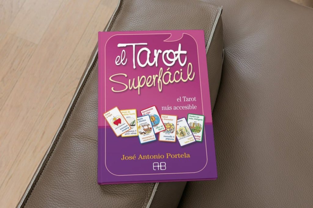 Libro 'El Tarot Superfácil' de José Antonio Portela descansando sobre un sofá de cuero marrón