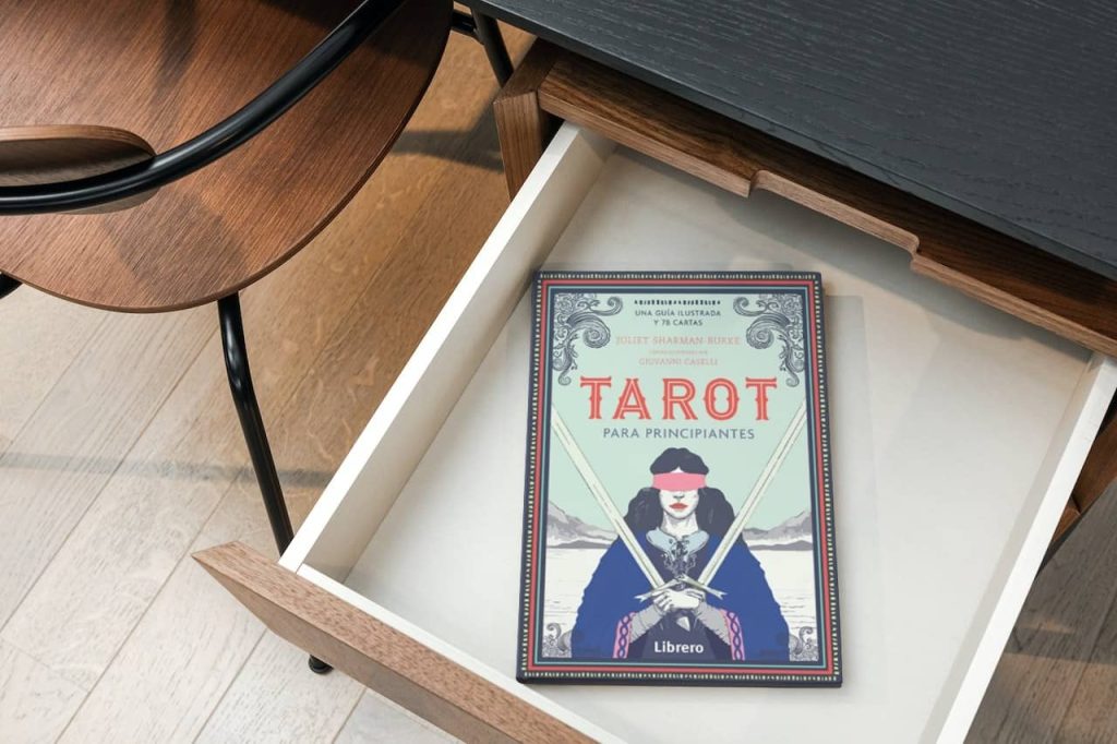 Libro 'TAROT para Principiantes' de Juliet Sharman-Burke situado en un cajón abierto de una mesa de madera moderna