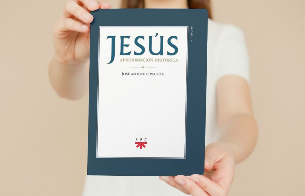 Una persona muestra un libro titulado 'Jesús: Aproximación Histórica' de José Antonio Pagola.